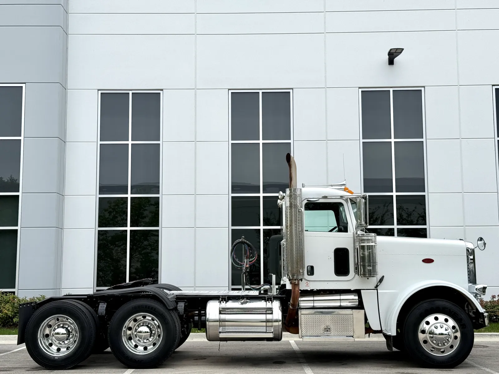 2011 Peterbilt 388 in New Lenox, IL — photo 3