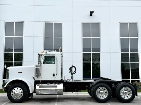 More photos of 2011 PETERBILT 388 at Forge Truck Centers - Illinois, IL