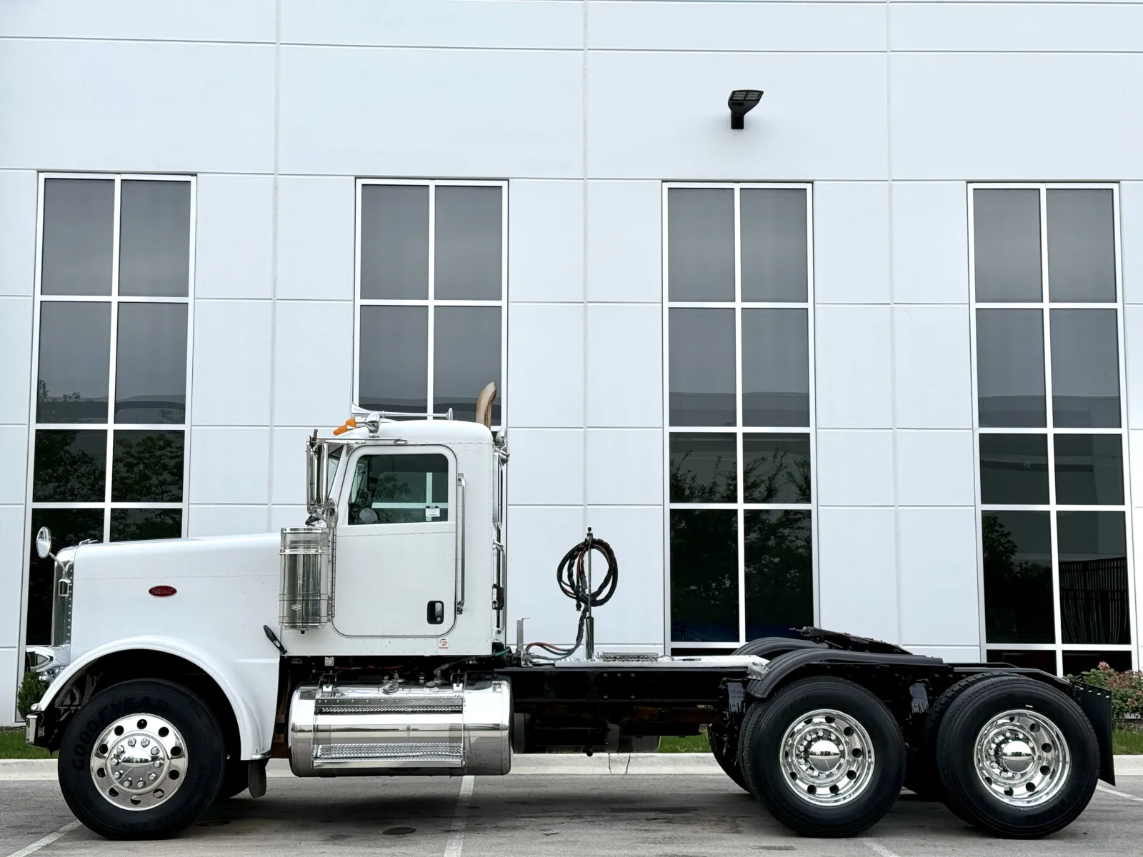 2011 Peterbilt 388 in New Lenox, IL — photo 4
