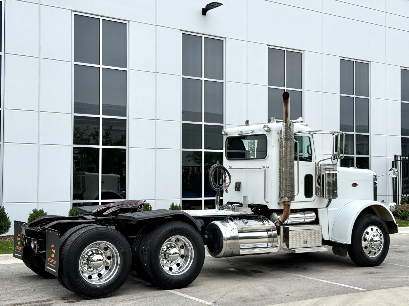 2011 Peterbilt 388 in New Lenox, IL — photo 5