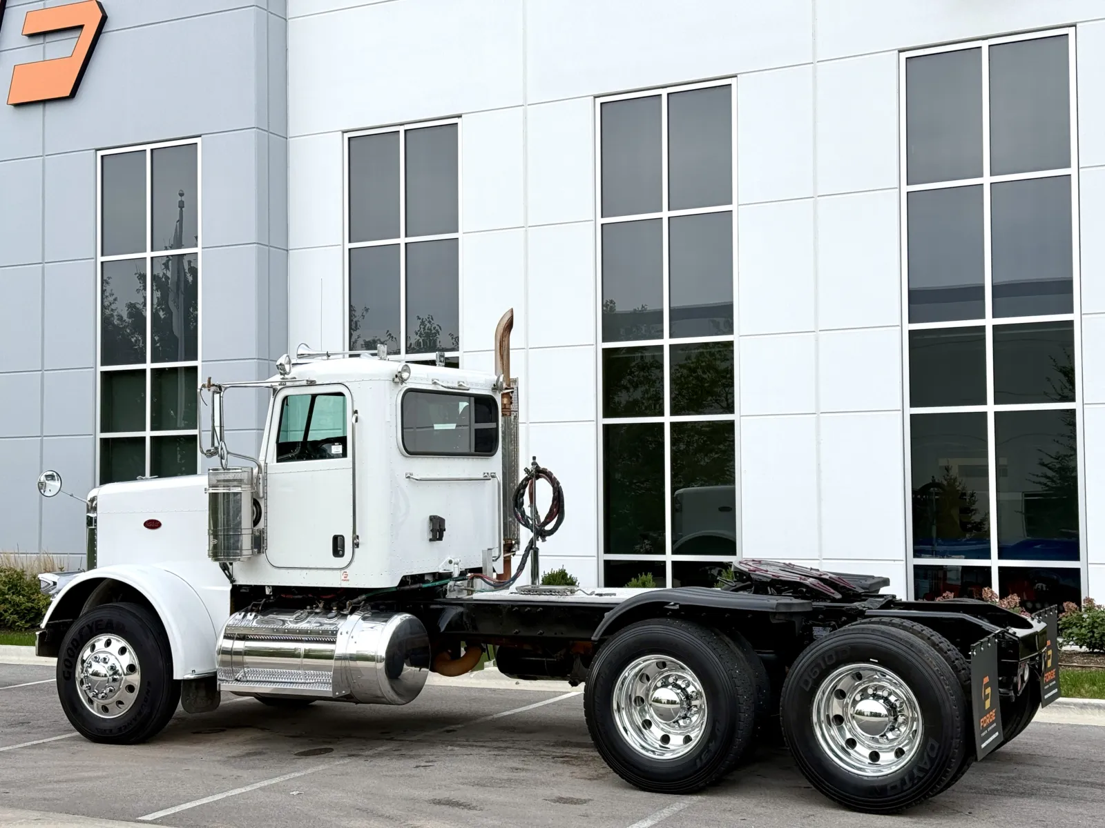 2011 Peterbilt 388 in New Lenox, IL — photo 6