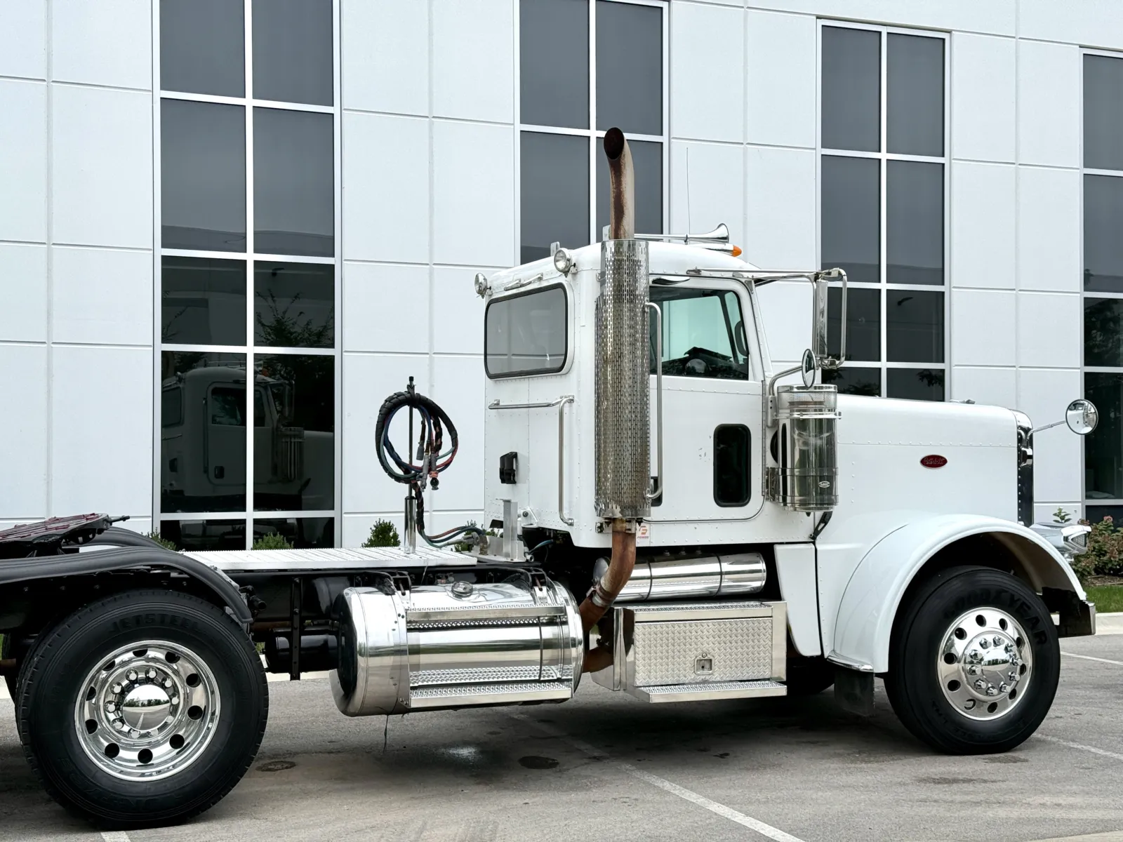 2011 Peterbilt 388 in New Lenox, IL — photo 7
