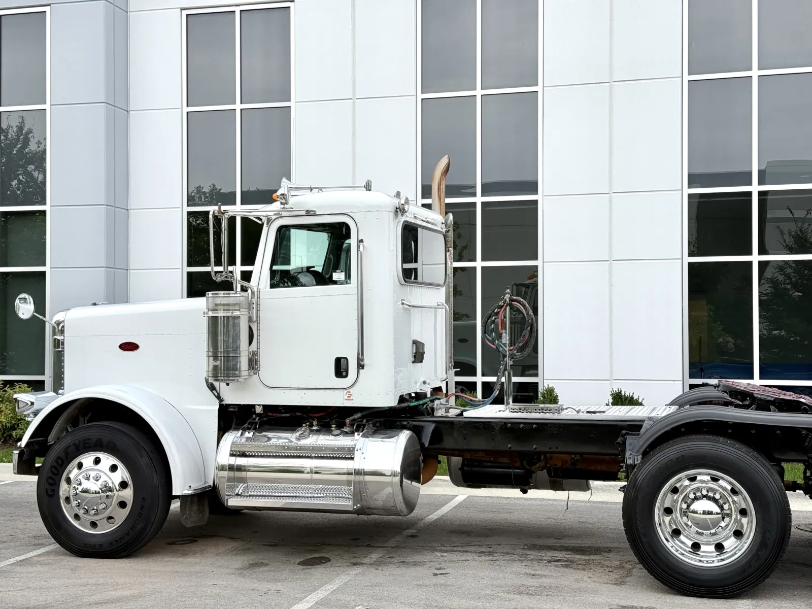 2011 Peterbilt 388 in New Lenox, IL — photo 8
