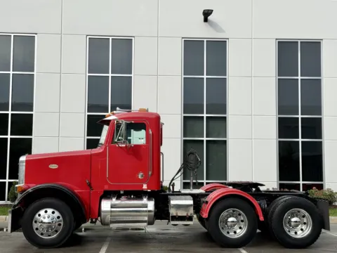 More photos of 1999 PETERBILT 378 at Forge Truck Centers - Illinois, IL