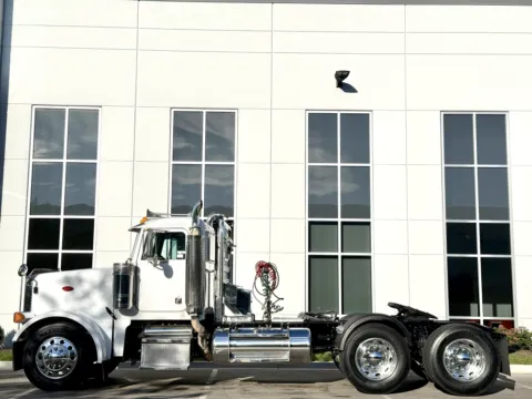 More photos of 2001 PETERBILT 378 at Forge Truck Centers - Illinois, IL