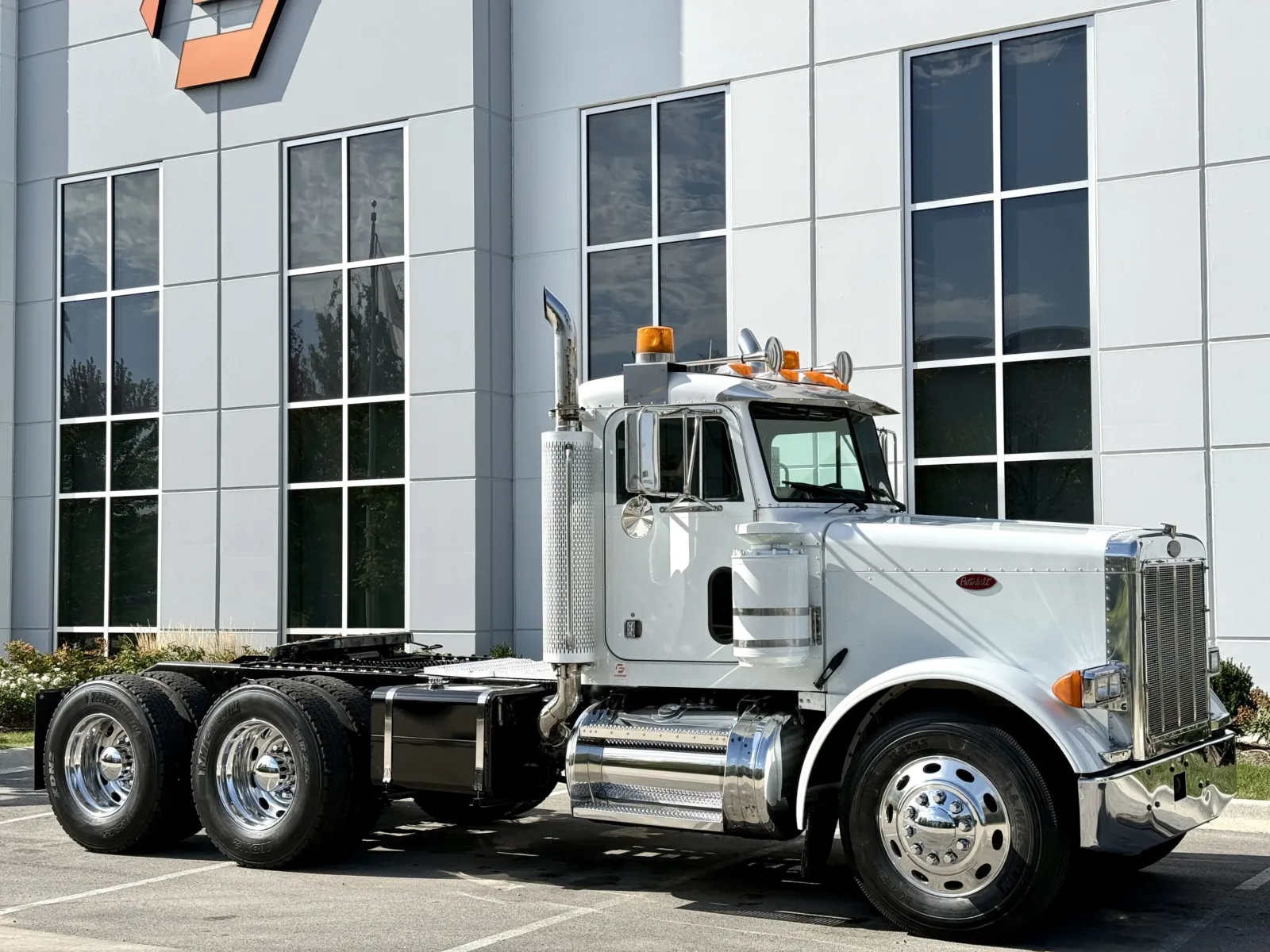 2000 Peterbilt 379 in New Lenox, IL — photo 2