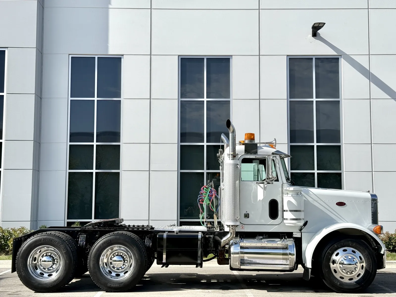 2000 Peterbilt 379 in New Lenox, IL — photo 3