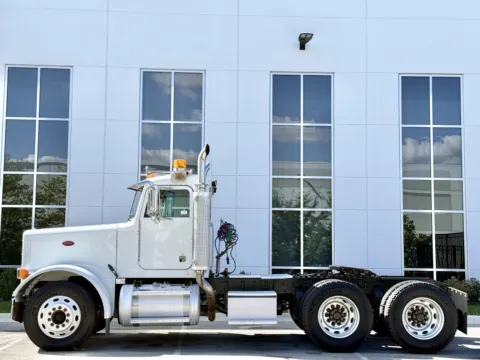 More photos of 2000 PETERBILT 379 at Forge Truck Centers - Illinois, IL