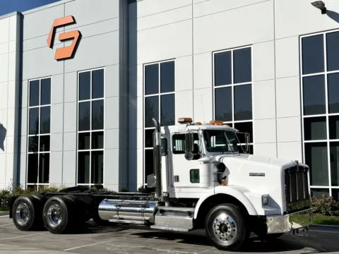 Photos of 2002 KENWORTH T800 for sale in New Lenox, IL at Forge Truck Centers - Illinois