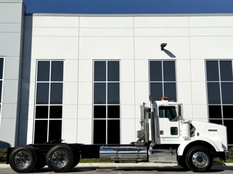 Another view of 2002 KENWORTH T800 for sale in New Lenox, IL at Forge Truck Centers - Illinois