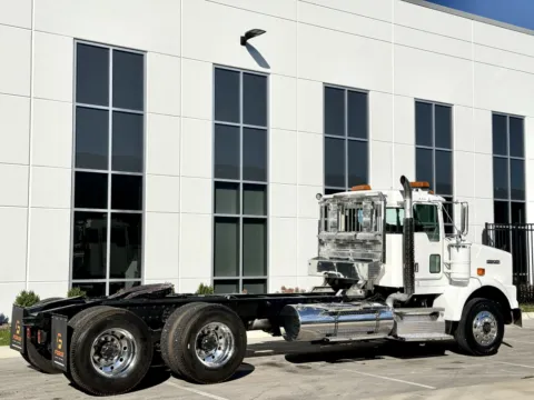 More photos of 2002 KENWORTH T800 at Forge Truck Centers - Illinois, IL