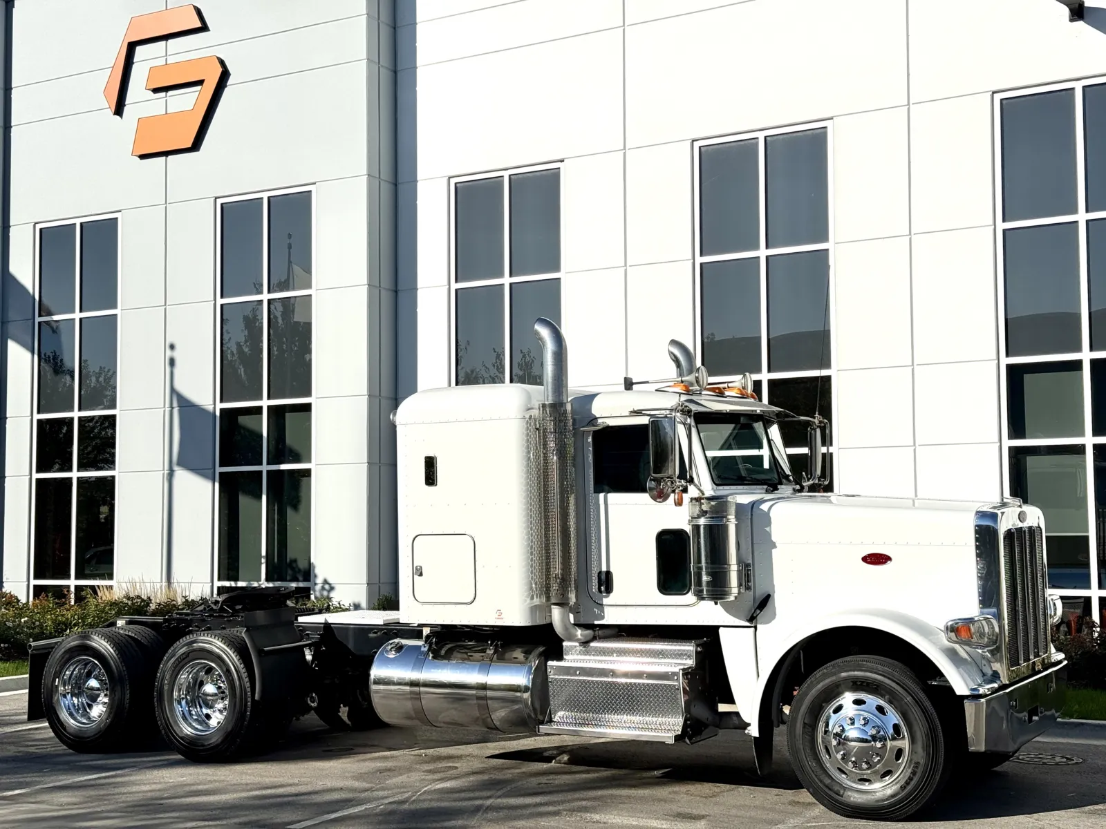 2015 Peterbilt 389 in New Lenox, IL — photo 2