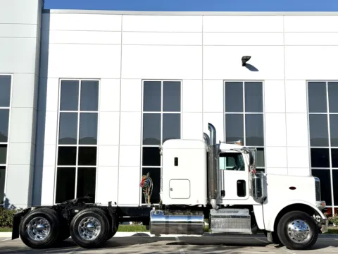 Another view of 2015 PETERBILT 389 for sale in New Lenox, IL at Forge Truck Centers - Illinois