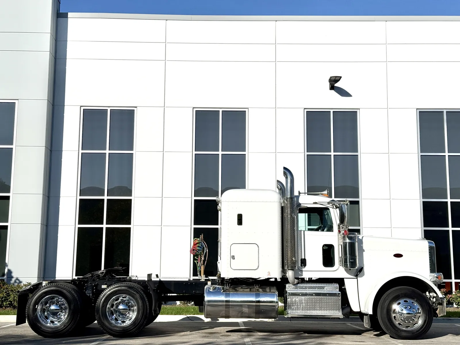 2015 Peterbilt 389 in New Lenox, IL — photo 3