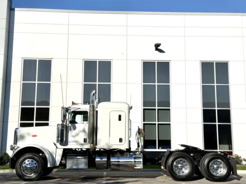 More photos of 2015 PETERBILT 389 at Forge Truck Centers - Illinois, IL