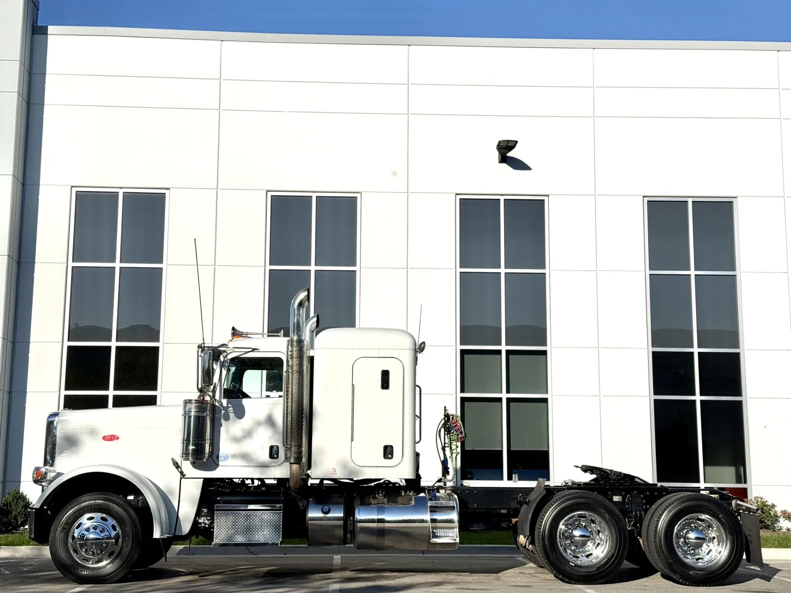 2015 Peterbilt 389 in New Lenox, IL — photo 4