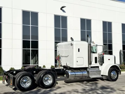 More photos of 2015 PETERBILT 389 at Forge Truck Centers - Illinois, IL