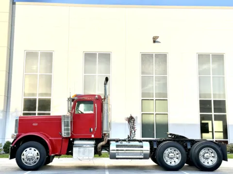 More photos of 2009 PETERBILT 389 at Forge Truck Centers - Illinois, IL