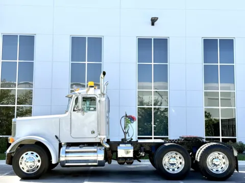 More photos of 2003 PETERBILT 379 at Forge Truck Centers - Illinois, IL