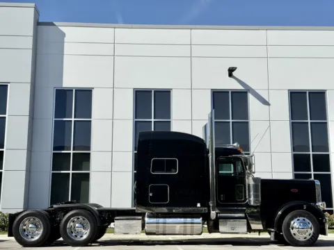 Another view of 2016 PETERBILT 389 for sale in New Lenox, IL at Forge Truck Centers - Illinois