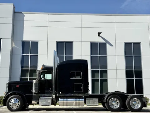 More photos of 2016 PETERBILT 389 at Forge Truck Centers - Illinois, IL