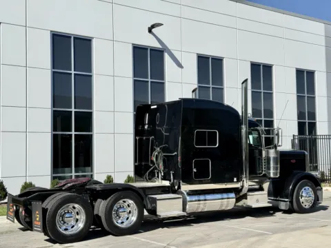 More photos of 2016 PETERBILT 389 at Forge Truck Centers - Illinois, IL