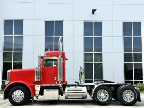 More photos of 2007 PETERBILT 379 at Forge Truck Centers - Illinois, IL