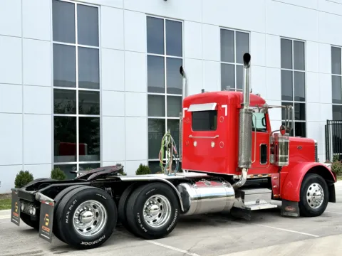 More photos of 2007 PETERBILT 379 at Forge Truck Centers - Illinois, IL