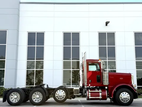 Another view of 2018 PETERBILT 389 for sale in New Lenox, IL at Forge Truck Centers - Illinois