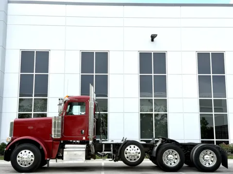 More photos of 2018 PETERBILT 389 at Forge Truck Centers - Illinois, IL