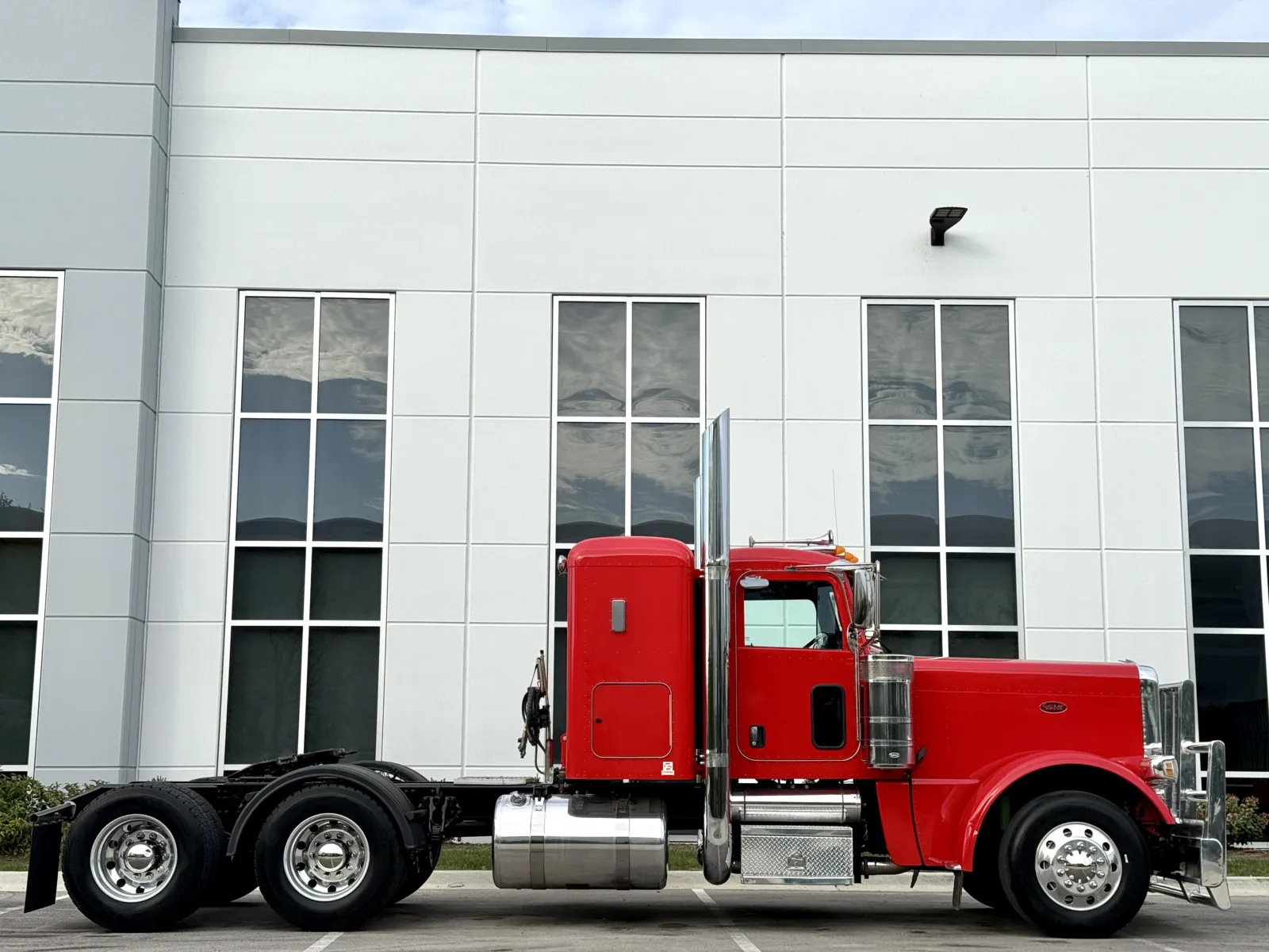 2018 Peterbilt 389 in New Lenox, IL — photo 3
