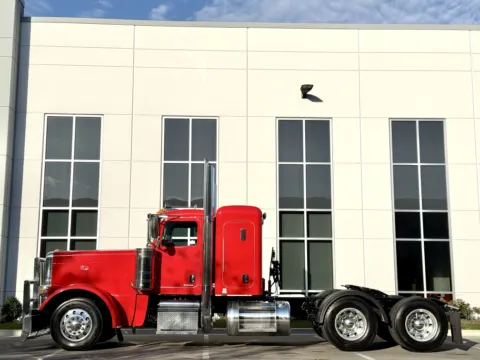 More photos of 2018 PETERBILT 389 at Forge Truck Centers - Illinois, IL