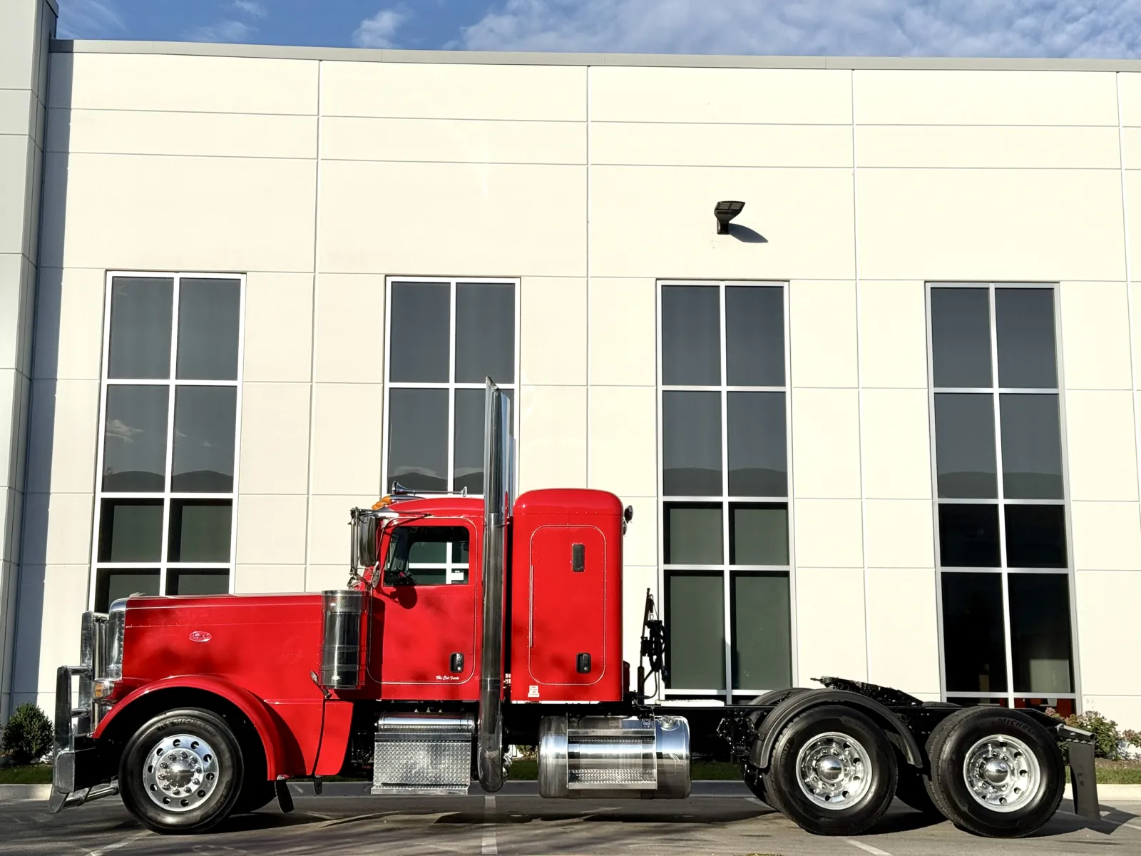 2018 Peterbilt 389 in New Lenox, IL — photo 4
