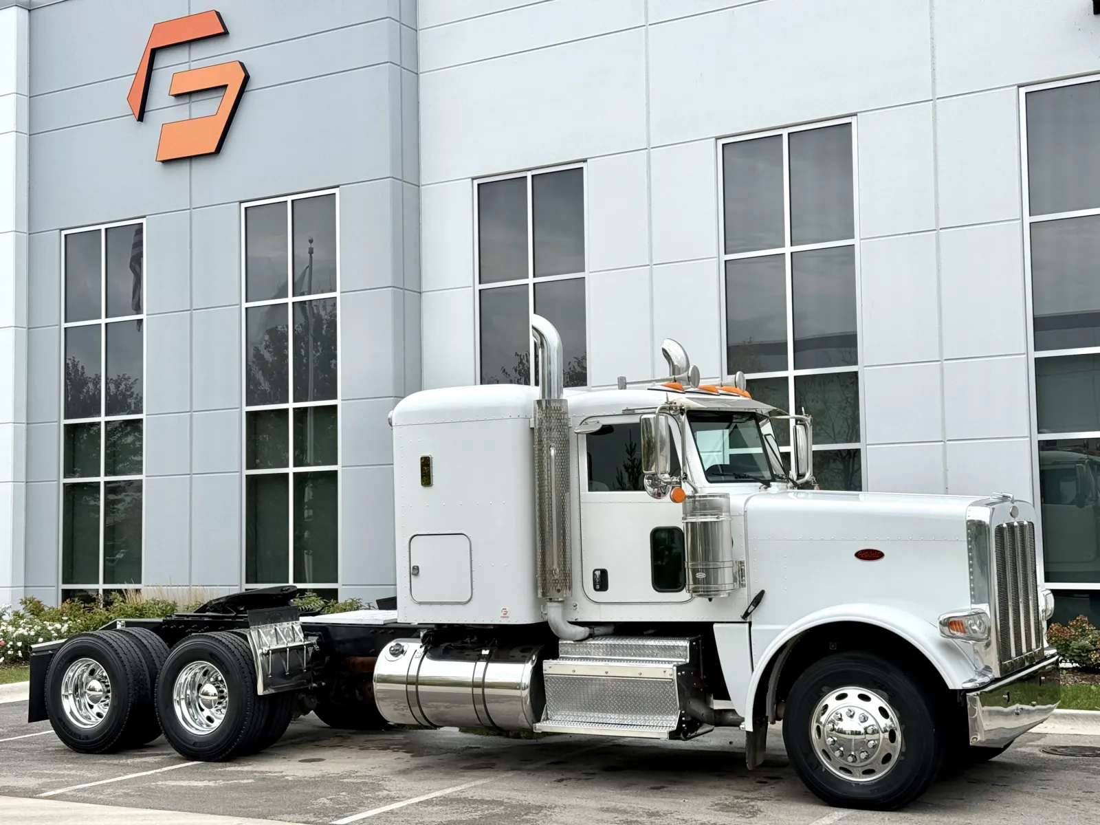 2015 Peterbilt 389 in New Lenox, IL — photo 2