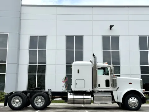 Another view of 2015 PETERBILT 389 for sale in New Lenox, IL at Forge Truck Centers - Illinois