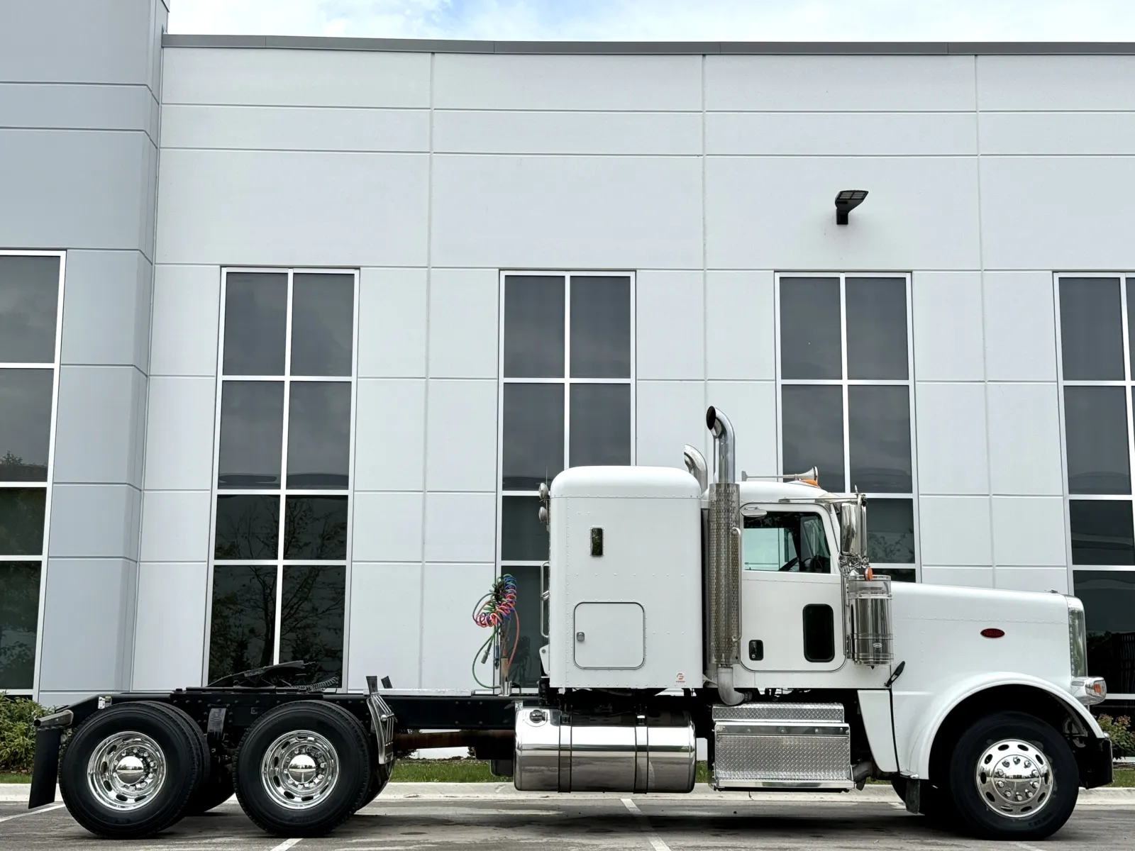 2015 Peterbilt 389 in New Lenox, IL — photo 3