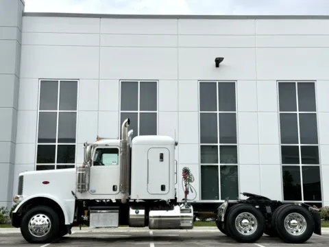 More photos of 2015 PETERBILT 389 at Forge Truck Centers - Illinois, IL