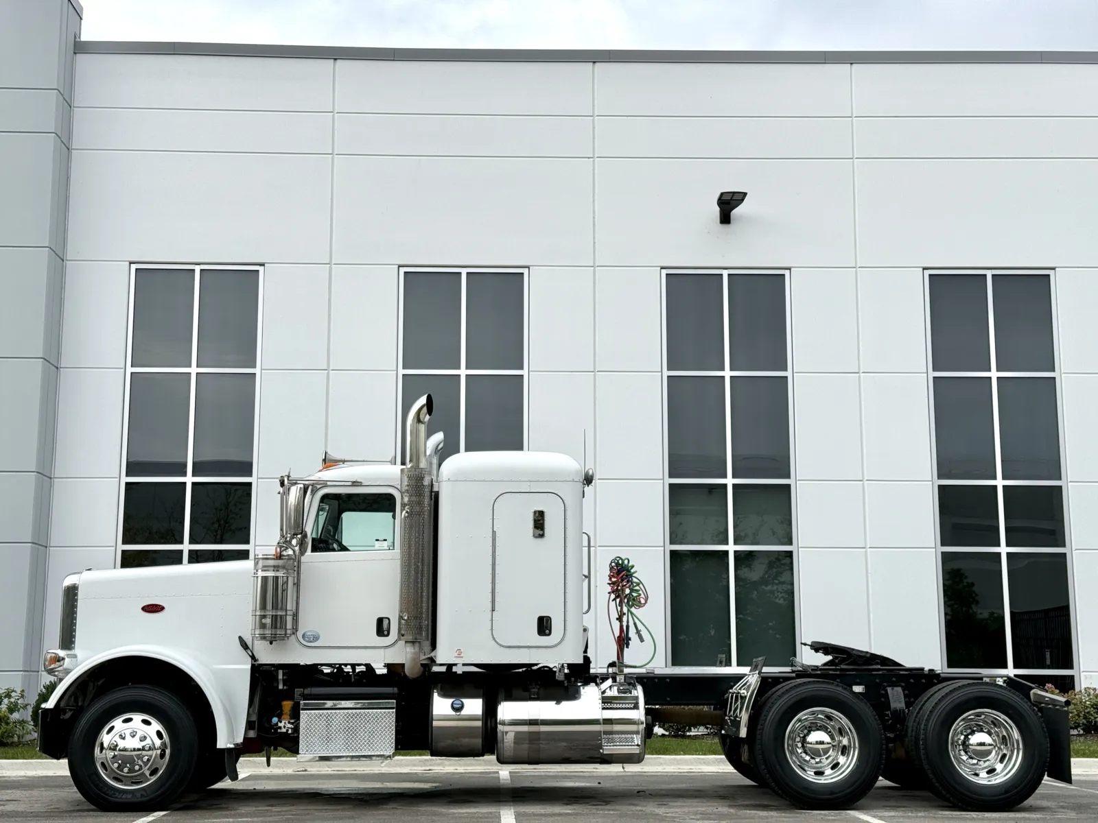 2015 Peterbilt 389 in New Lenox, IL — photo 4