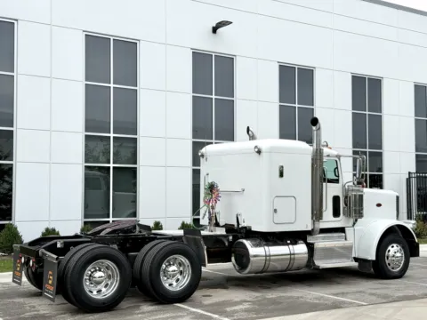 More photos of 2015 PETERBILT 389 at Forge Truck Centers - Illinois, IL