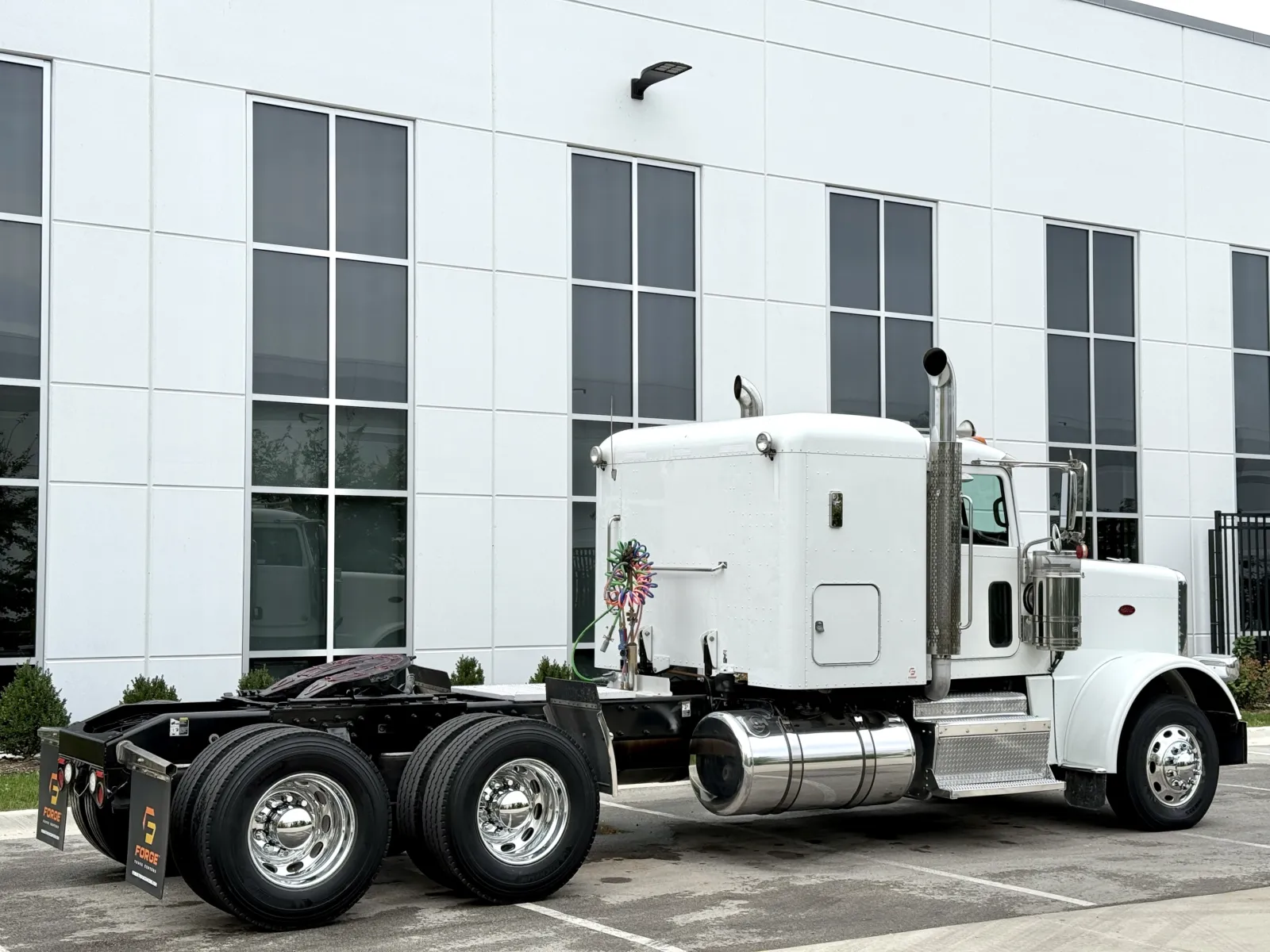 2015 Peterbilt 389 in New Lenox, IL — photo 5