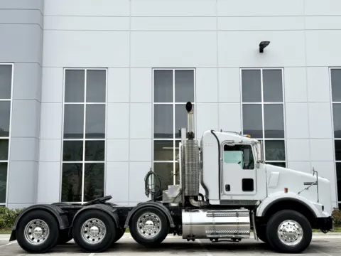Another view of 2011 KENWORTH T800 for sale in New Lenox, IL at Forge Truck Centers - Illinois