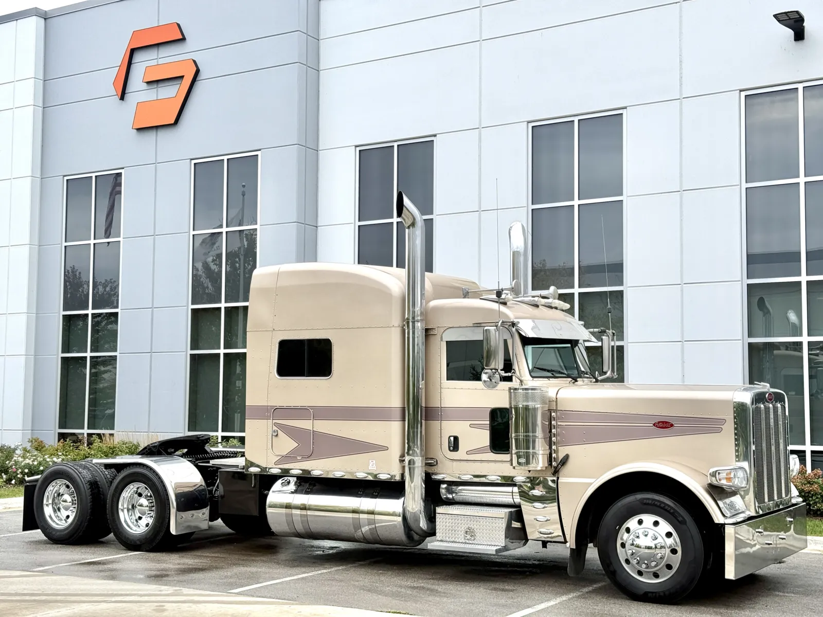 2017 Peterbilt 389 in New Lenox, IL — photo 2