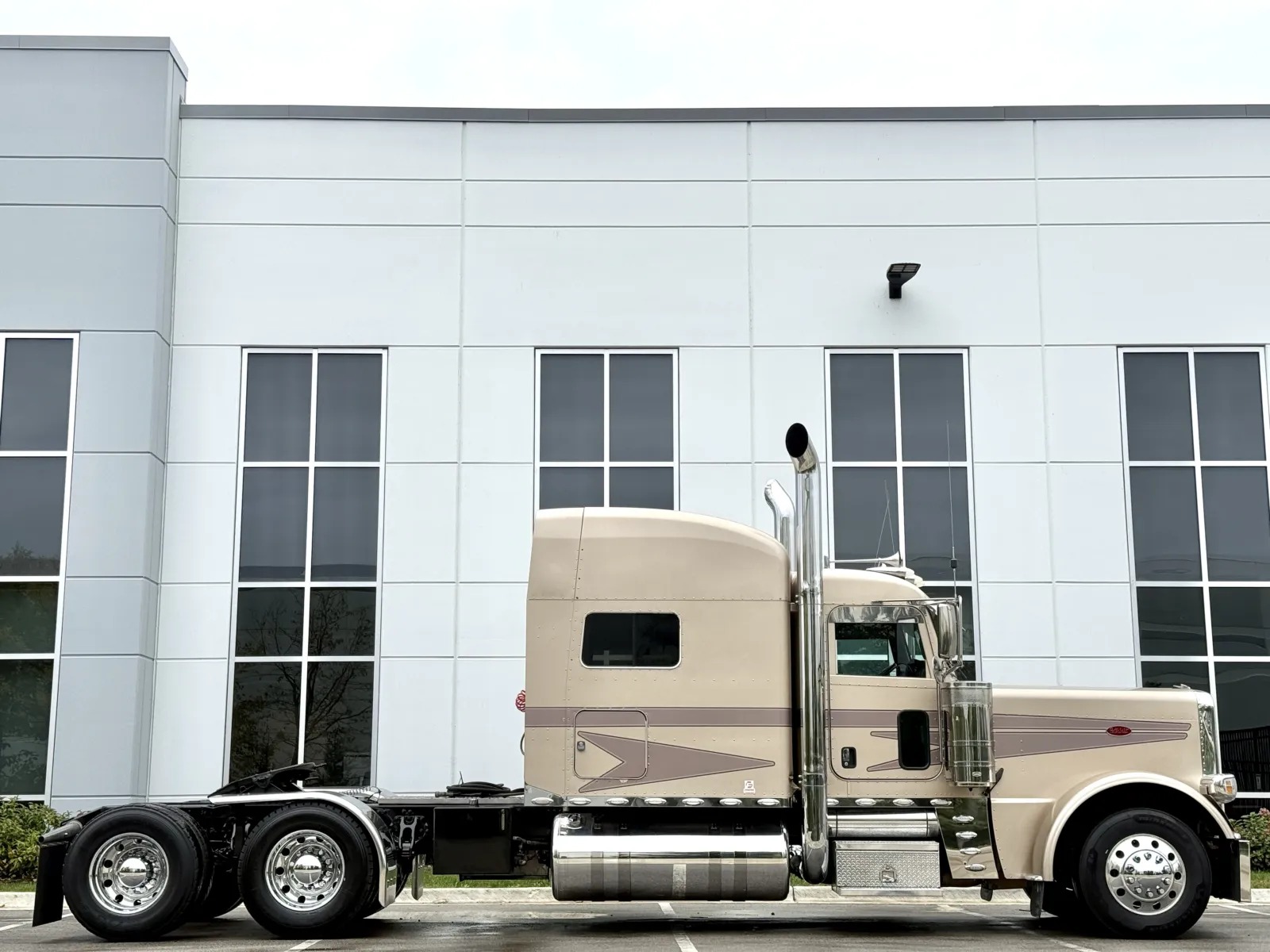 2017 Peterbilt 389 in New Lenox, IL — photo 3