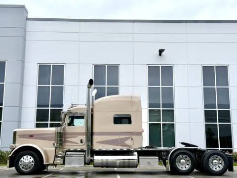 More photos of 2017 PETERBILT 389 at Forge Truck Centers - Illinois, IL