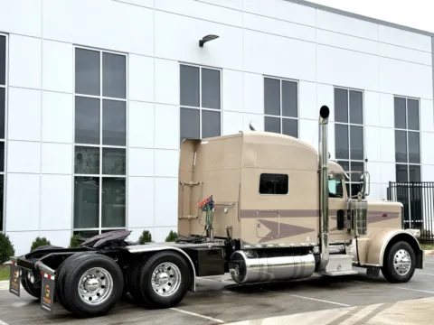 More photos of 2017 PETERBILT 389 at Forge Truck Centers - Illinois, IL