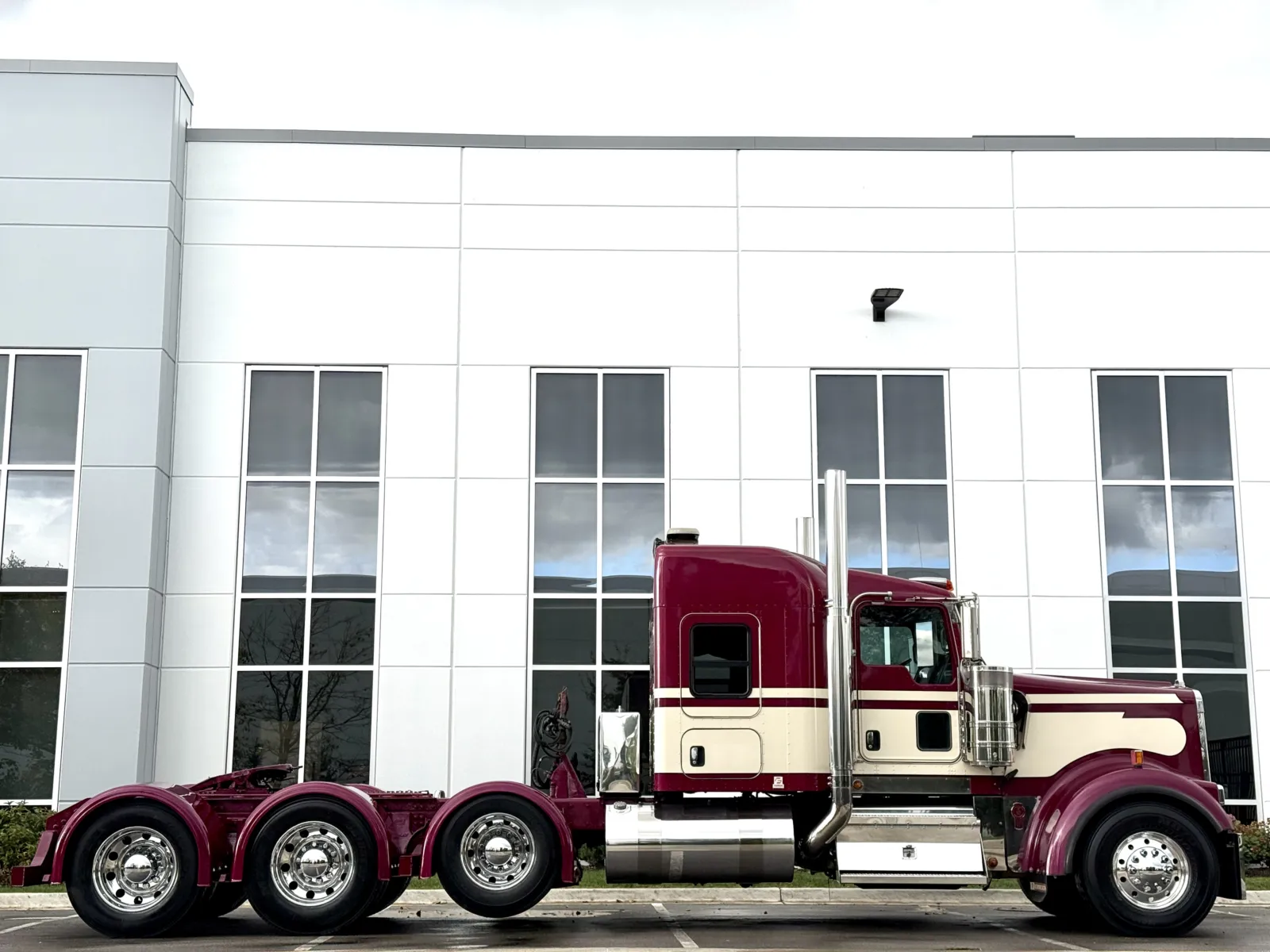 2017 Kenworth W900 in New Lenox, IL — photo 3