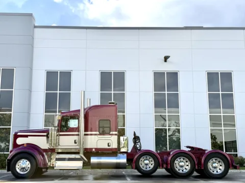 More photos of 2017 KENWORTH W900 at Forge Truck Centers - Illinois, IL