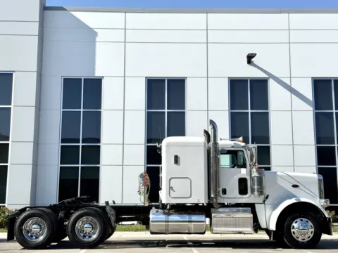Another view of 2015 PETERBILT 389 for sale in New Lenox, IL at Forge Truck Centers - Illinois