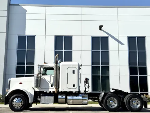 More photos of 2015 PETERBILT 389 at Forge Truck Centers - Illinois, IL