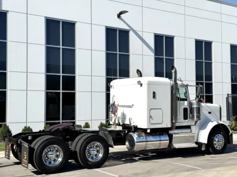 More photos of 2015 PETERBILT 389 at Forge Truck Centers - Illinois, IL